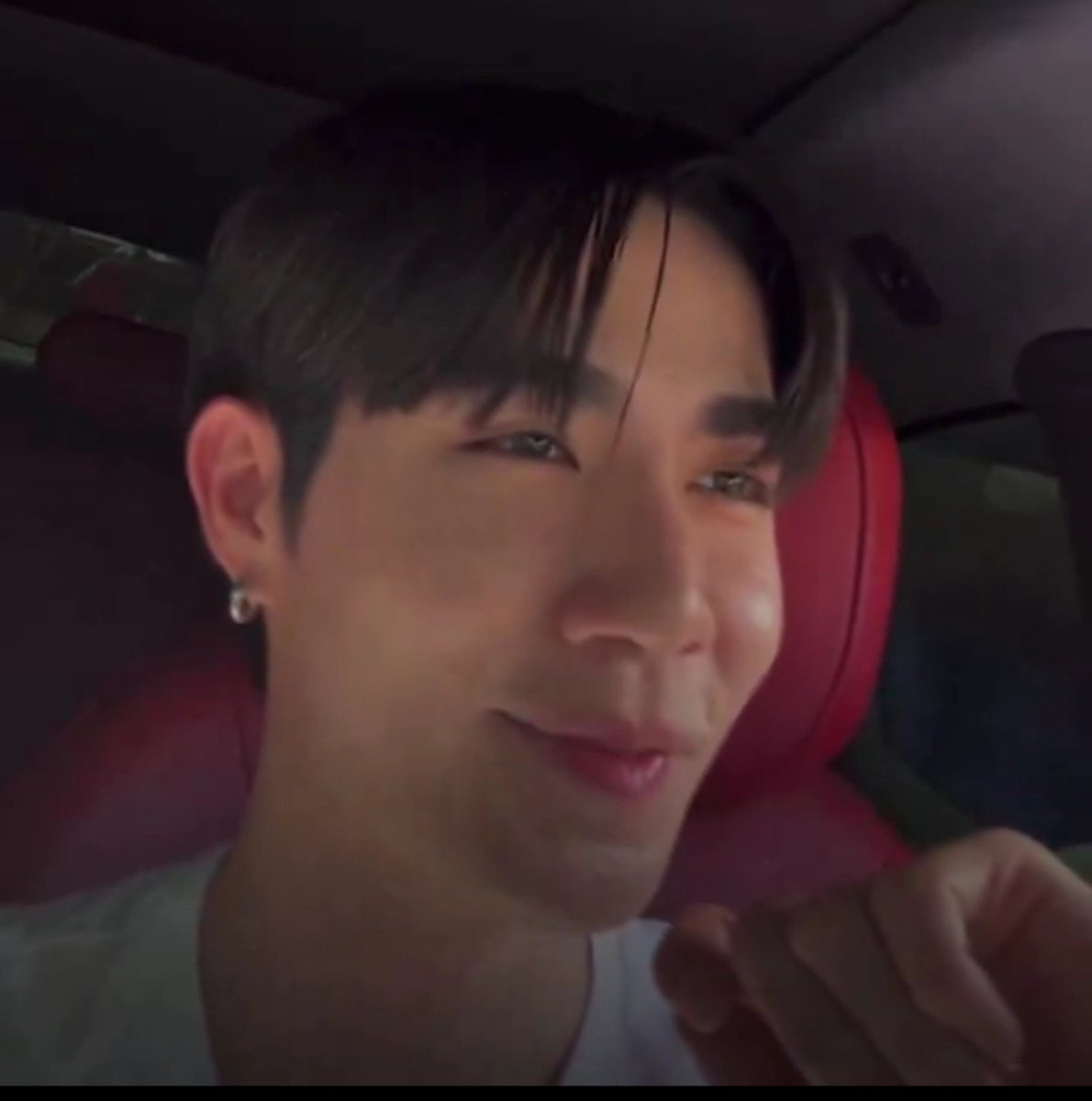 oneof65blooms's tweet photo. ig live 2 years apart but still the same smile when he talked about the supersun collection made specially for nunew 😌 father looks so happy and adorable thinking about his mia 🤭 #ZeeNunew https://t.co/h69JYGPxWH
