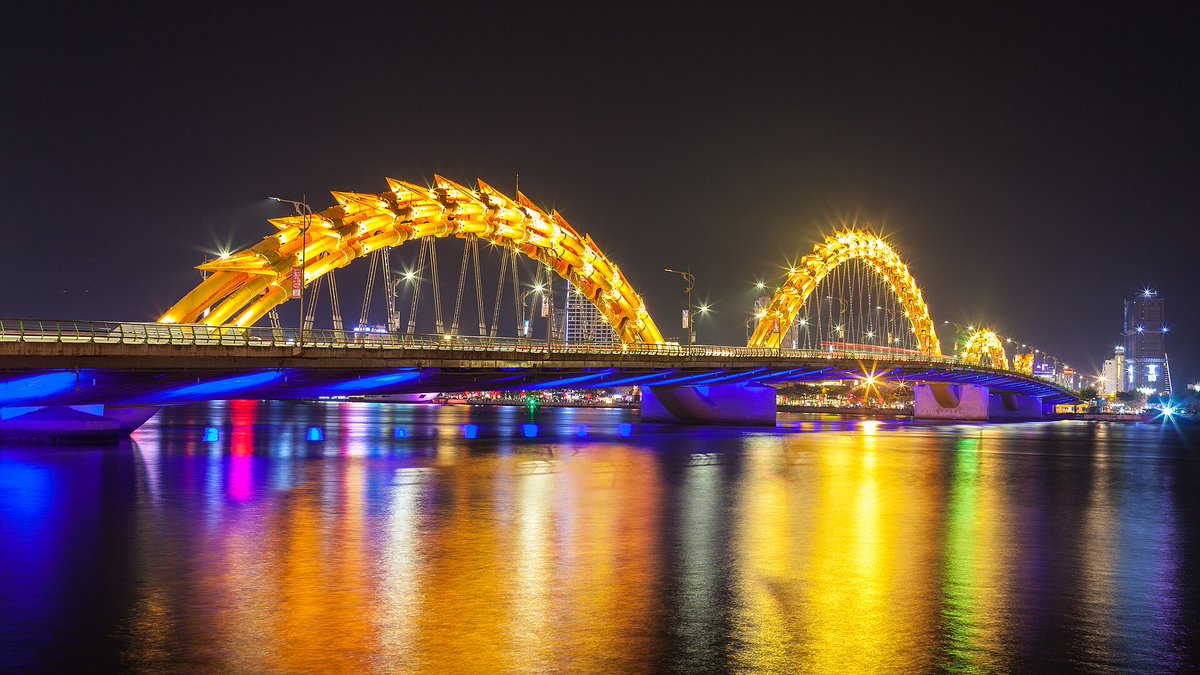 Thangtran267's tweet photo. What time does Dragon Bridge breathe fire?

Da Nang tonight (Sat): 9:00 PM, ~15 min, free on the Han River riverfront — fire then water. Fri–Sat–Sun. Arrive 45–60 min early; traffic often pauses at showtime.

https://t.co/oBXOFNJhKE

#govietstay #DragonBridge #DaNang #HanRiver https://t.co/kJbDfDCBKC