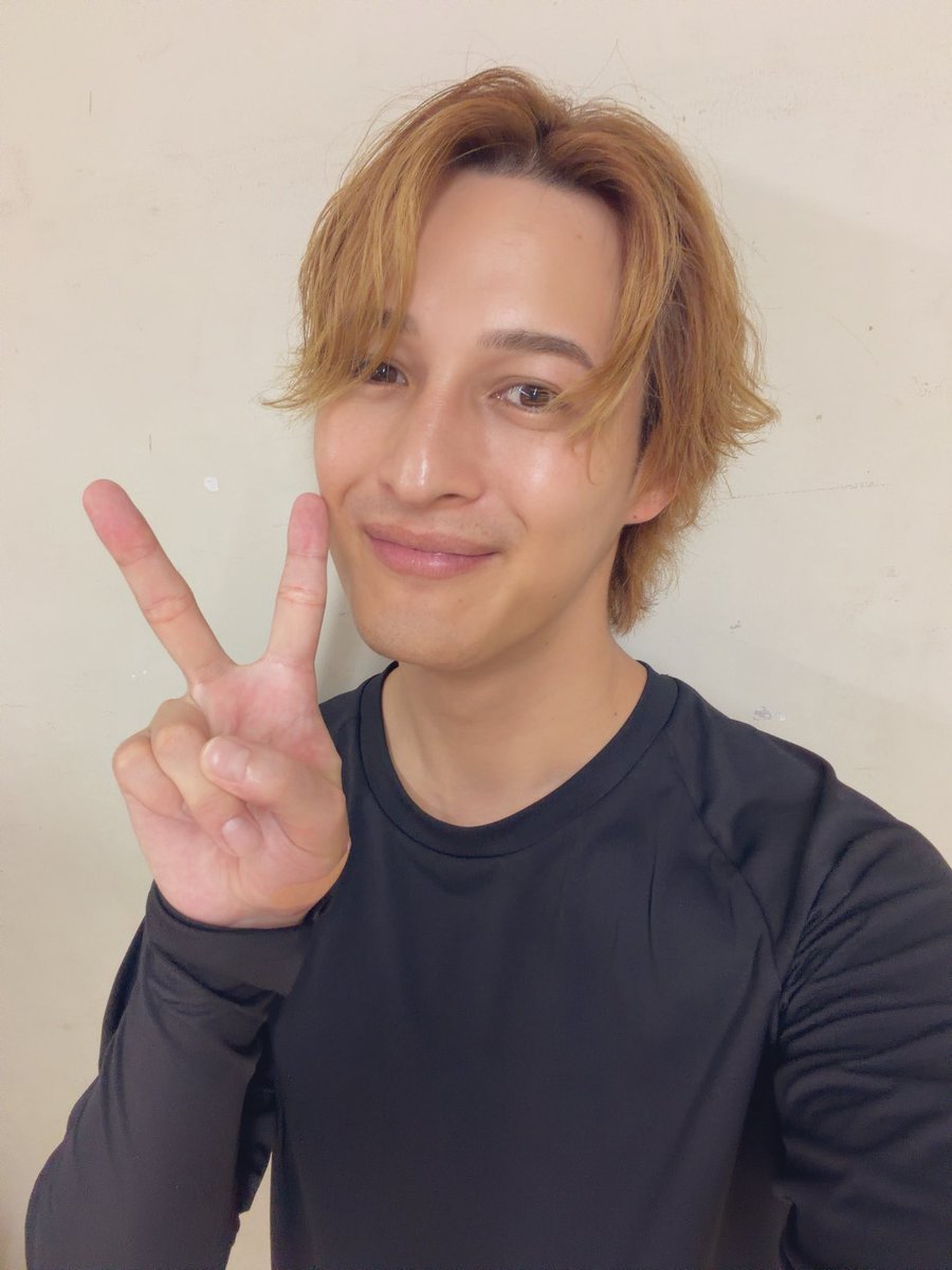 makoto_matsuri's tweet photo. 山梨公演にお越しくださった皆さんありがとうございました！

本日僕が作曲した『天秤座の男』の初披露だったのでずっとドキドキでしたが皆さんの歓声でウルっときたのと、まさかの秋元先生からのメッセージに幸せで胸がいっぱいになりました😭

今後ツアーで歌っていくので皆さん楽しみにしててね🧡 https://t.co/eSwpEEwH6q