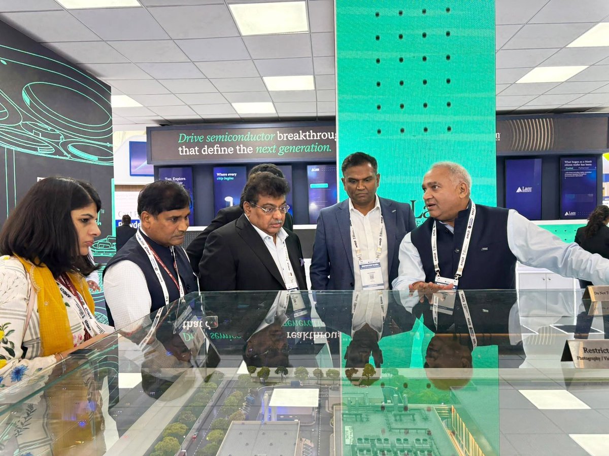 MBPatil's tweet photo. Lam Research ₹10,000 ಕೋಟಿ ಹೂಡಿಕೆ: ರಾಜ್ಯದ ಸೆಮಿಕಂಡಕ್ಟರ್ ವಲಯಕ್ಕೆ ಮತ್ತಷ್ಟು ಬಲ!

ಜಾಗತಿಕ ಸೆಮಿಕಂಡಕ್ಟರ್ ತಂತ್ರಜ್ಞಾನ ದಿಗ್ಗಜ Lam Researchನ ಉನ್ನತ ನಾಯಕತ್ವದೊಂದಿಗೆ ‘SEMICON India 2026’ರಲ್ಲಿ ಫಲಪ್ರದ ಮಾತುಕತೆ ನಡೆಸಿದೆವು.

ಕರ್ನಾಟಕದಲ್ಲಿ ಸಂಸ್ಥೆ ಕೈಗೊಳ್ಳುತ್ತಿರುವ ಸುಮಾರು ₹10,000 ಕೋಟಿ ಮೊತ್ತದ ಪ್ರಮುಖ ಹೂಡಿಕೆಯಡಿ ಅತ್ಯಾಧುನಿಕ Silicon Components Manufacturing ಘಟಕ ಸ್ಥಾಪಿಸುವ ಯೋಜನೆಯ ಮುಂದಿನ ಹಂತಗಳ ಕುರಿತು ವಿವರವಾಗಿ ಚರ್ಚಿಸಿದೆವು.

ಈ ಮಹತ್ವದ ಹೂಡಿಕೆ ಯೋಜನೆಯ ಅನುಷ್ಠಾನವನ್ನು ವೇಗವಾಗಿ ಮತ್ತು ನಿಗದಿತ ಕಾಲಮಿತಿಯಲ್ಲಿ ಮುನ್ನಡೆಸುವ ಕುರಿತು ಸಮಾಲೋಚನೆ ನಡೆಸಿದೆವು. ಭೂಮಿ, ಮೂಲಸೌಕರ್ಯ, ಅಗತ್ಯ ಅನುಮತಿಗಳು ಹಾಗೂ ಇತರೆ ಯೋಜನಾ ಅವಶ್ಯಕತೆಗಳಿಗೆ ಕರ್ನಾಟಕ ಸರ್ಕಾರದಿಂದ ಸಂಪೂರ್ಣ ಸಹಕಾರ, ತ್ವರಿತ ಸೌಲಭ್ಯ ಹಾಗೂ ಅಗತ್ಯ ಸಮನ್ವಯ ಒದಗಿಸುವ ಭರವಸೆ ನೀಡಿದೆವು.

Lam Researchನ ಈ ಮಹತ್ವದ ಹೂಡಿಕೆಯು ಕರ್ನಾಟಕದ ಸೆಮಿಕಂಡಕ್ಟರ್ ಉತ್ಪಾದನಾ ಪರಿಸರ ವ್ಯವಸ್ಥೆಯನ್ನು ಮತ್ತಷ್ಟು ಬಲಪಡಿಸುವುದರ ಜೊತೆಗೆ, ರಾಜ್ಯದ ಸೆಮಿಕಂಡಕ್ಟರ್ ವಲಯದಲ್ಲಿನ ನಾವೀನ್ಯತೆ, R&D ಹಾಗೂ ಉತ್ಪಾದನಾ ಸಾಮರ್ಥ್ಯವನ್ನು ಇನ್ನಷ್ಟು ಗಟ್ಟಿಗೊಳಿಸಲಿದೆ.

#SEMICONIndia2026 #InvestKarnataka #MakeInKarnataka #LamResearch