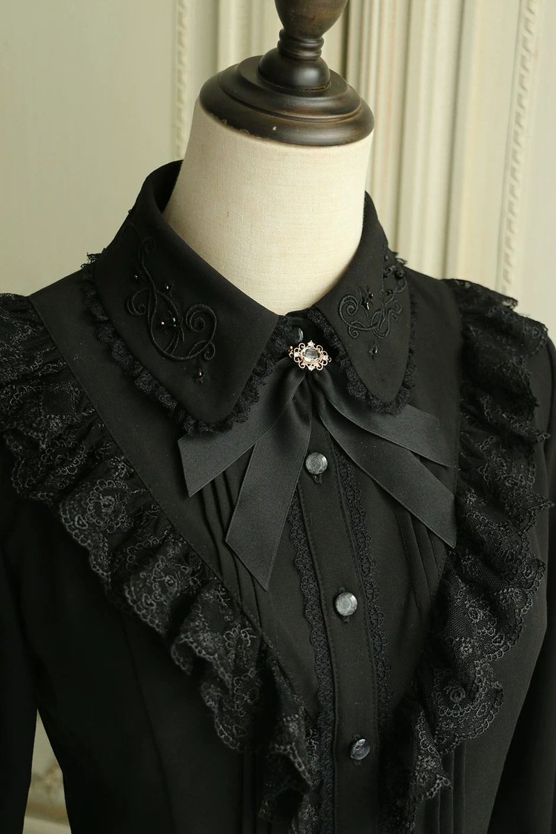 ManusxMachina's tweet photo. 植物文様の刺繍フリルブラウス - Black 
https://t.co/kNjHBIaBCA 
ヴィクトリアン調の気品に溢れたフリルブラウス。肩から胸元を囲むようにあしらわれた大きなV字型のレースフリルが特徴的。19世紀末から20世紀初頭の装いを現代的に再構成したようなアイテム。 https://t.co/liLtrJ8mvF