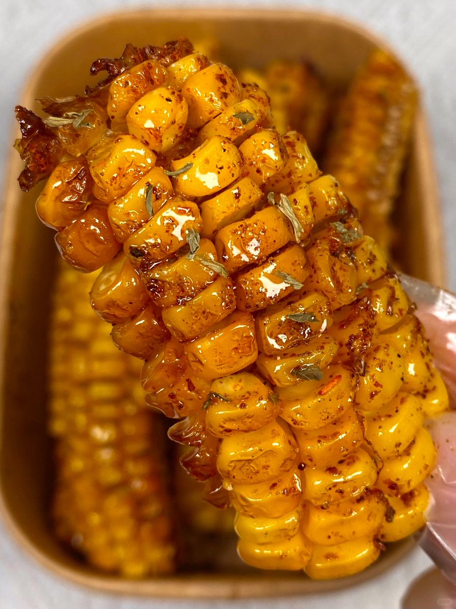 aislw973355's tweet photo. Craving late-night street food Grilled corn slathered with spicy mayo u0026 chili flakes hits different in this bustling night market �� https://t.co/QjDetjSP5F