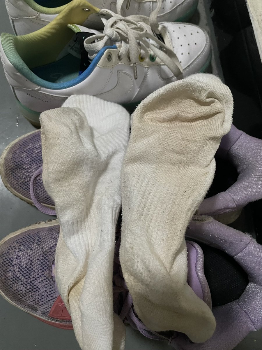Luoam38332's tweet photo. 回忆录📝：和直男朋友打完麻将 发现了他刚就脱下来的巨臭袜子😍👅👅他的🧦总是焦黄巨臭，他宿舍我也去过好多次了，因为总是不关门🤣🤣里面还有一个黑皮帅哥的yw也很棒，有一次还发现了遗精的内裤 https://t.co/45csOBRqKV