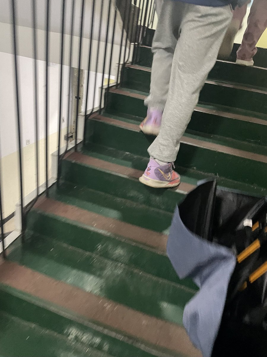 Luoam38332's tweet photo. 回忆录📝：和直男朋友打完麻将 发现了他刚就脱下来的巨臭袜子😍👅👅他的🧦总是焦黄巨臭，他宿舍我也去过好多次了，因为总是不关门🤣🤣里面还有一个黑皮帅哥的yw也很棒，有一次还发现了遗精的内裤 https://t.co/45csOBRqKV