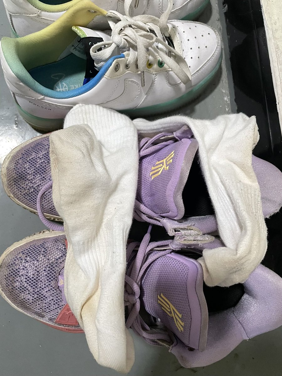 Luoam38332's tweet photo. 回忆录📝：和直男朋友打完麻将 发现了他刚就脱下来的巨臭袜子😍👅👅他的🧦总是焦黄巨臭，他宿舍我也去过好多次了，因为总是不关门🤣🤣里面还有一个黑皮帅哥的yw也很棒，有一次还发现了遗精的内裤 https://t.co/45csOBRqKV