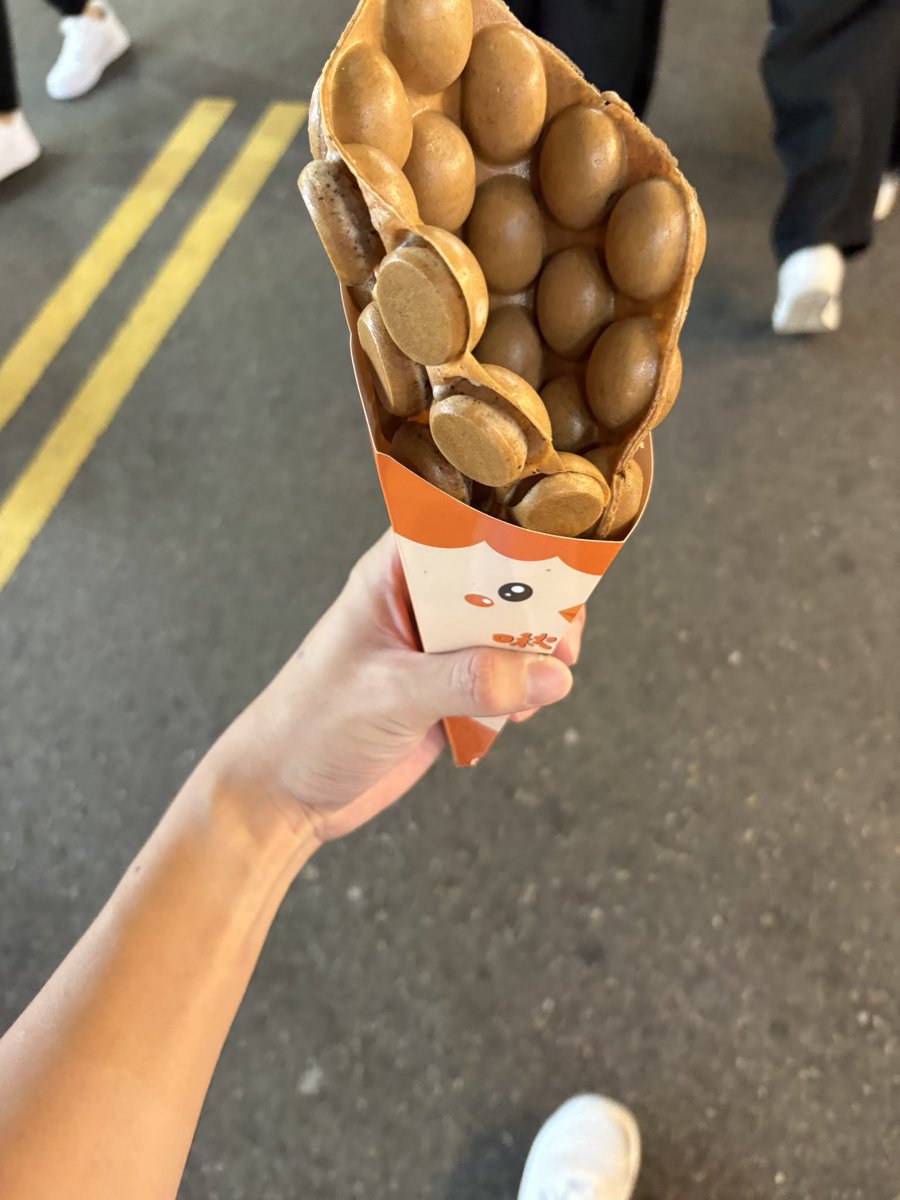 candypop1769's tweet photo. 去一中街買最愛的雞蛋仔來吃
結果是一個小妹妹在顧攤 
我在那邊等了10分鐘 還沒有點餐
她媽媽回來以後 小女孩以為我已經點了🤣原本在我後面的人已經先拿餐拿走了
只剩下我一個人孤苦伶仃的在等他們做
😭後面還看到他們吵架 真的辛苦了他們了 https://t.co/2mdm1jvQPF