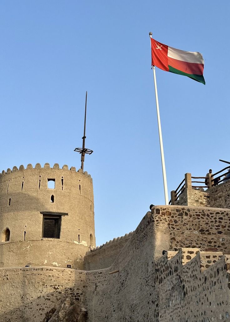 hood_abd707's tweet photo. لما كنا في المدرسة، كنا كلنا من المذهب السني، والأستاذ كان من المذهب الإباضي، ولكنه كان يعلمنا الصلاة بحسب مذهبنا، بل انه خصص حصص لتعليم الصلاة حسب المذهب الشيعي بسبب وجود طالب واحد شيعي في الصف، طبعاً في ذلك الوقت لم نكن نفقه هذه التقسيمات لأننا ولدنا وكبرنا ونتعامل مع بعض على مبدأ كلنا مسلمون وكلنا عمانيون. 

الحمدلله أننا ولدنا في عمان 🇴🇲
الحمدلله أننا تربينا التربية العمانية🇴🇲
