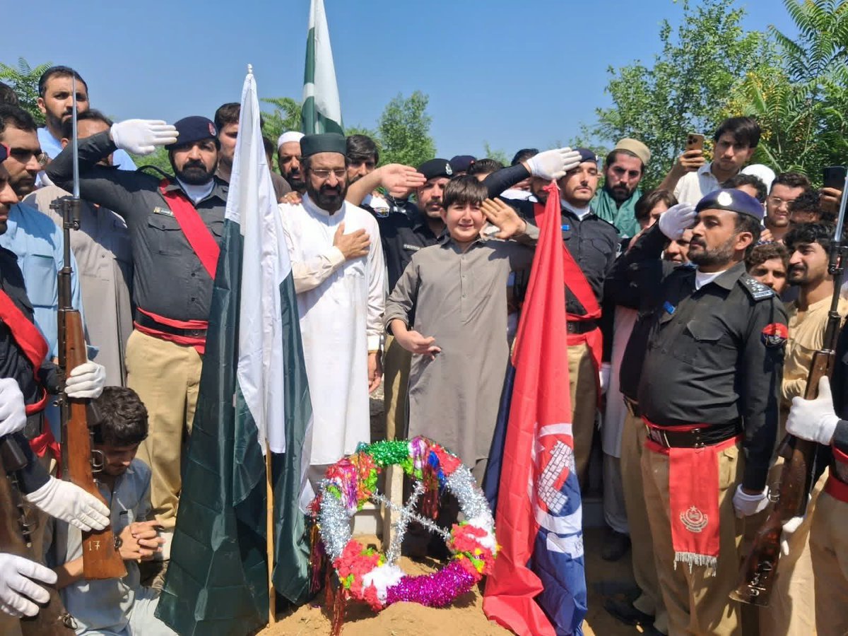 Corbusier_L's tweet photo. I am from Punjab &amp; pray that peace &amp; happiness return to every place of this country. 

Yet the contrast is quite stark to miss. Both kids are prob of the same age; one is enjoying a theater among hundreds &amp; another kid from KP has just buried has father.
#kohat
@SohailAfridiISF https://t.co/DGS8rN4WWI