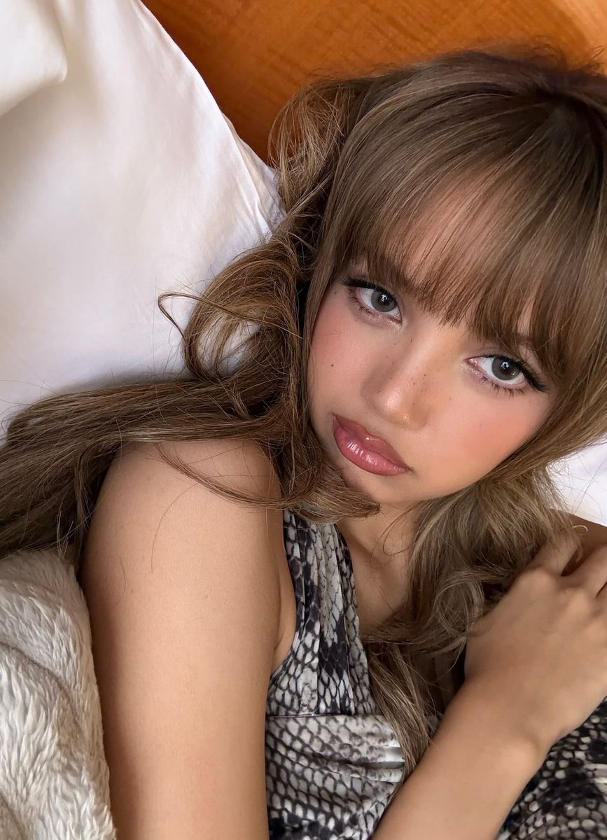 lalisahourIy's tweet photo. this genre of lisa selfies https://t.co/7SbpEH9AAV