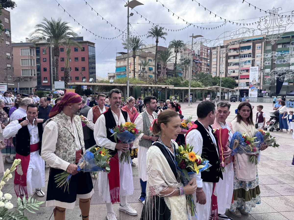 popularesmolina's tweet photo. 💐El alcalde @jangelalfonso ha participado en la ofrenda floral a nuestra patrona, la Virgen de la Consolación.

🌷Los molinenses han llenado de alegría y color nuestras calles para engalanar a nuestra patrona.

💙Al acto han asistido también los concejales @FranHernandezG @Maria_HAviles @JuanDePochiche @rocio_cozars @sergiobernalaya @Carlos1Perello @PableteGarcia y @JuaniPatrona .