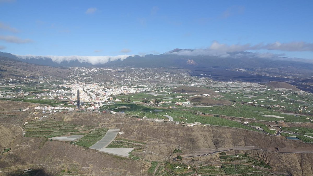 palbertiserra's tweet photo. Fa 4 anys, visitàrem l'illa de La Palma. Feia 1 mes que el volcà Cumbre Vieja havia finalitzat la seva activitat.
Com a geòleg era apassionant veure el fenòmen,però com a persona vam sortir amb el cor encongit.
L'any següent hi vam tornar. Aquesta gent és un exemple de superació! https://t.co/9LnJzmye7W