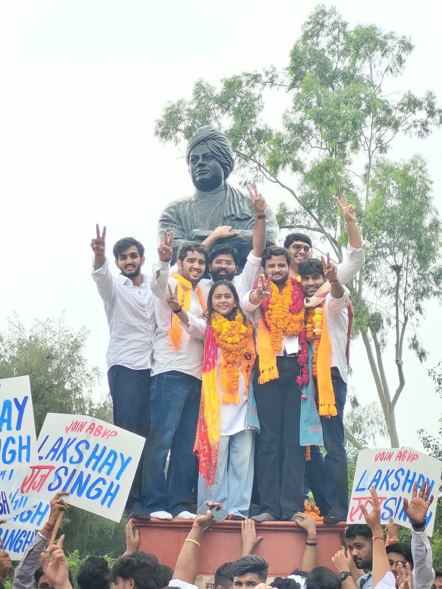 vishnudsai's tweet photo. दिल्ली विश्वविद्यालय के छात्र संघ चुनाव में अखिल भारतीय विद्यार्थी परिषद (ABVP) की शानदार विजय पर हार्दिक बधाई एवं शुभकामनाएं!

अध्यक्ष पद पर यश डबास जी, सचिव पद पर रिया छाबड़ी जी एवं सह-सचिव पद पर लक्ष्य राज सिंह जी की विजय राष्ट्र प्रथम की भावना, सकारात्मक एवं रचनात्मक छात्र राजनीति तथा ‘विकसित भारत’ के संकल्प के प्रति युवाओं के दृढ़ विश्वास का प्रतीक है।

विजयी प्रत्याशियों सहित इस जीत के लिए परिश्रम करने वाले ABVP के सभी कार्यकर्ताओं एवं समर्थकों को भी हार्दिक बधाई एवं शुभकामनाएं।

@ABVPVoice 
@ABVPDelhi