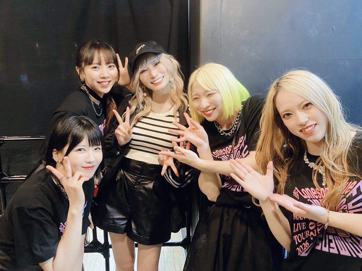 nanahatori's tweet photo. 昨日は #Lonesome_Blue 
4th ONE MAN LIVE TOUR 2026 
-𝙁𝙊𝙐𝙍𝙏𝙃 𝘿𝙄𝙈𝙀𝙉𝙎𝙄𝙊𝙉- 
TOKYO_ DAIKANYAMA UNITにお邪魔させていただきました💙
新アルバムかなり聴き込んでったのでめちゃくちゃ楽しくてアツイライブでした🔥🔥
セトリには私の作詞曲がなんと7曲も😳✨

ロンブルは観るたびにかっこよさが増してて、Sallyさんの加入によってさらに見栄えも音もパワーアップしてて、本当にこれからの羽ばたきが楽しみです❤️‍🔥✨
改めてリリース、ツアーおめでとうございます🤘🤘
#ロンブル