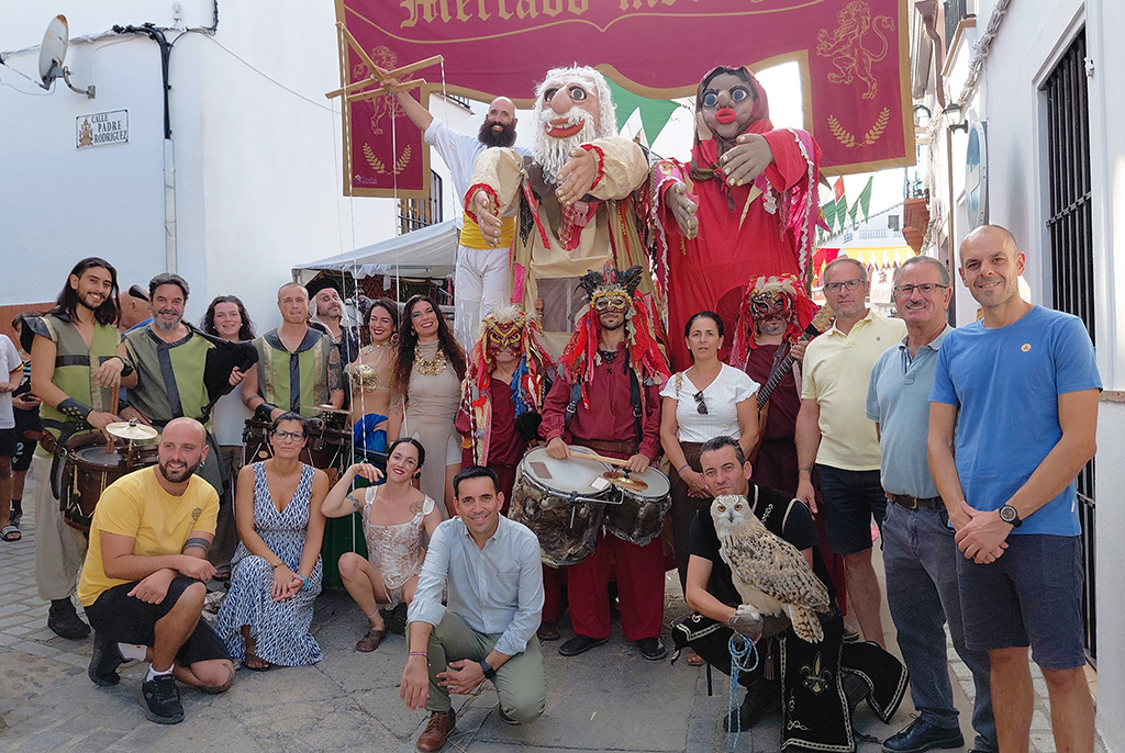 Sevillaymas's tweet photo. Fin de semana cargado de actividades y un viaje en el tiempo en las VII Jornadas Medievales de #ElCastillodelasGuardas (📸 Fotogalería + 📹 vídeo + 🖊️ noticia) ⬇️⬇️⬇️
https://t.co/3GBd9jfQm3
@aytoelcastillo @gonzaloaulaga
#compañíasdeteatro #cetrería #novedades #elcastillo https://t.co/cl2wNdFamc