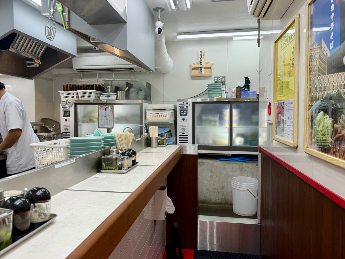 heyjoe2006's tweet photo. 新橋ニューともちんラーメン 西池袋店 にて中華そば、無料めし。ともちん系のちゃん系です。スープはともちん系にしては醤油のキレがあり、クッキリ旨い豚清湯。5,6枚入ったチャーシュー、メンマ共に値段以上の美味しさでます。立ち食いですが、池袋駅近くでめし一杯無料790円、24時間営業は凄いです。 https://t.co/XEdnG4xLyB