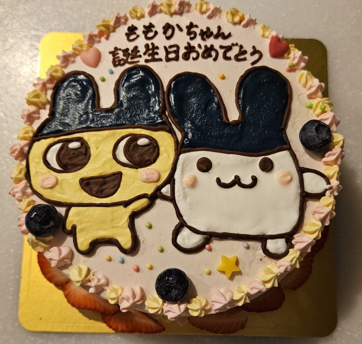 d_ai_go's tweet photo. そして本日は娘の8歳のお誕生日！
旦那の同級生がやってるケーキ屋さんにお誕生日ケーキお願いしたら、とっっっても可愛いケーキを作ってもらえて娘も大喜びでした✨
これからもすくすく育っておくれ！ https://t.co/6rNsjdJ4sW