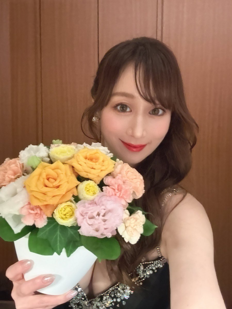 yuu_kawakami's tweet photo. クラウドファンディング目標達成ありがとうございます😊🥰
お花嬉しい🤗 https://t.co/3COrJhKpSI