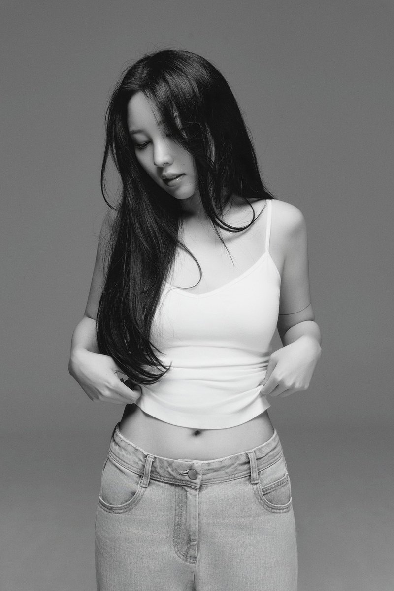 JinkkkLV's tweet photo. 저의 데뷔 10주년 전시회에 와 주신 여러분, 정말 감사합니다.
 
10년 전까지만 해도 이런 날을 꿈꾸지 못했어요. 하루하루 배워야 할 것들과 저 자신을 찾아가는 일들만으로도 벅찼으니까요. 그런 시간들이 쌓여 오늘의 저와 진아온이 되었네요.
 
여전히 모르는 것투성이에 하나하나 배워가는 뮤지션이지만, 그래도 지나온 10년보다는 조금 더 지혜롭고 능숙하게 헤쳐 나갈 수 있을 거라 믿어요.
 
저의 삶에 함께해 주셔서 감사해요.
저도 좋은 노래로 여러분의 삶에 함께할게요.
 - 진아 -
