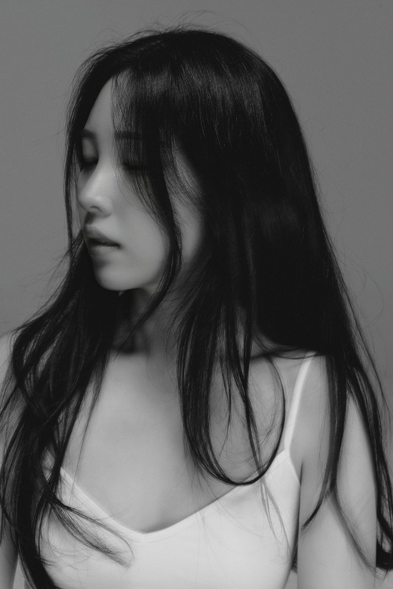 JinkkkLV's tweet photo. 저의 데뷔 10주년 전시회에 와 주신 여러분, 정말 감사합니다.
 
10년 전까지만 해도 이런 날을 꿈꾸지 못했어요. 하루하루 배워야 할 것들과 저 자신을 찾아가는 일들만으로도 벅찼으니까요. 그런 시간들이 쌓여 오늘의 저와 진아온이 되었네요.
 
여전히 모르는 것투성이에 하나하나 배워가는 뮤지션이지만, 그래도 지나온 10년보다는 조금 더 지혜롭고 능숙하게 헤쳐 나갈 수 있을 거라 믿어요.
 
저의 삶에 함께해 주셔서 감사해요.
저도 좋은 노래로 여러분의 삶에 함께할게요.
 - 진아 -