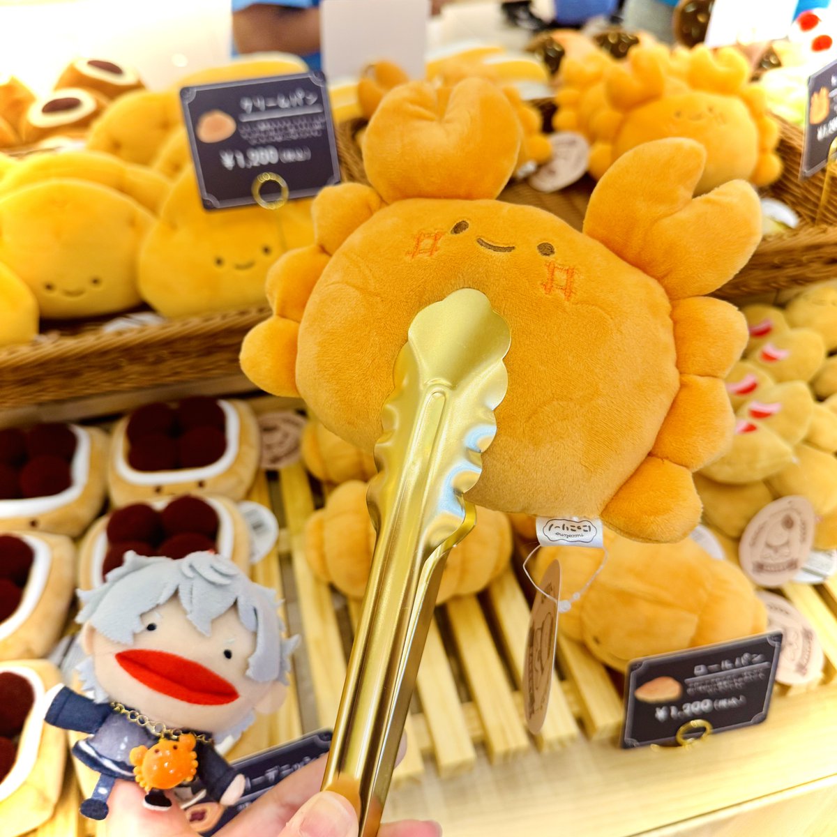 na_jatan's tweet photo. にっこりーノ行って来た🙌
ベーカリーは初めてだから嬉しかったー。
缶バも狙ってたカニのぱんで大満足💯
秋涼のパン祭り
#ぱぺごな写真部 https://t.co/ymhGw6NLoM