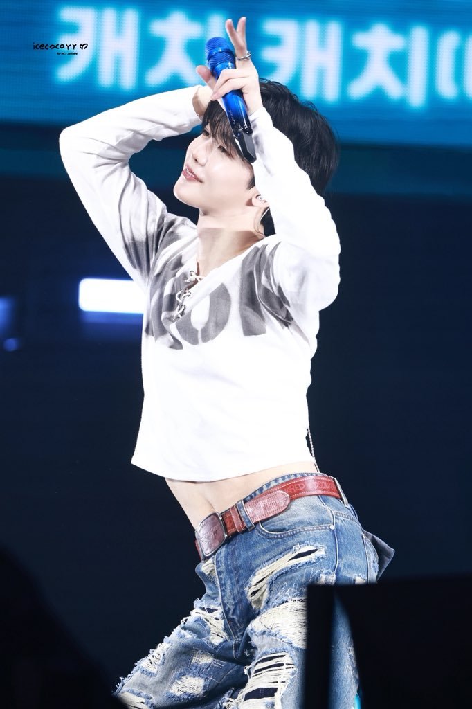 jenjaemmiaw's tweet photo. the idol                           his loyal fanboy https://t.co/P3daRunF0m