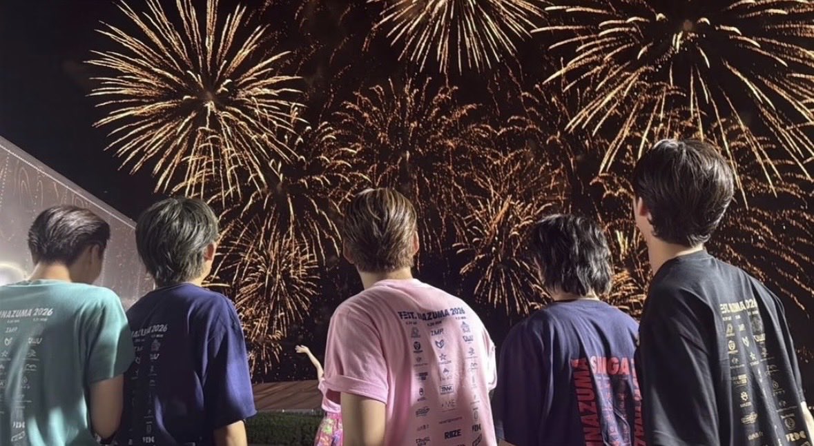 __onetko's tweet photo. 花火でわいわいしてるの愛おしい😭😭😭😭😭 https://t.co/SYXdTx2WYe