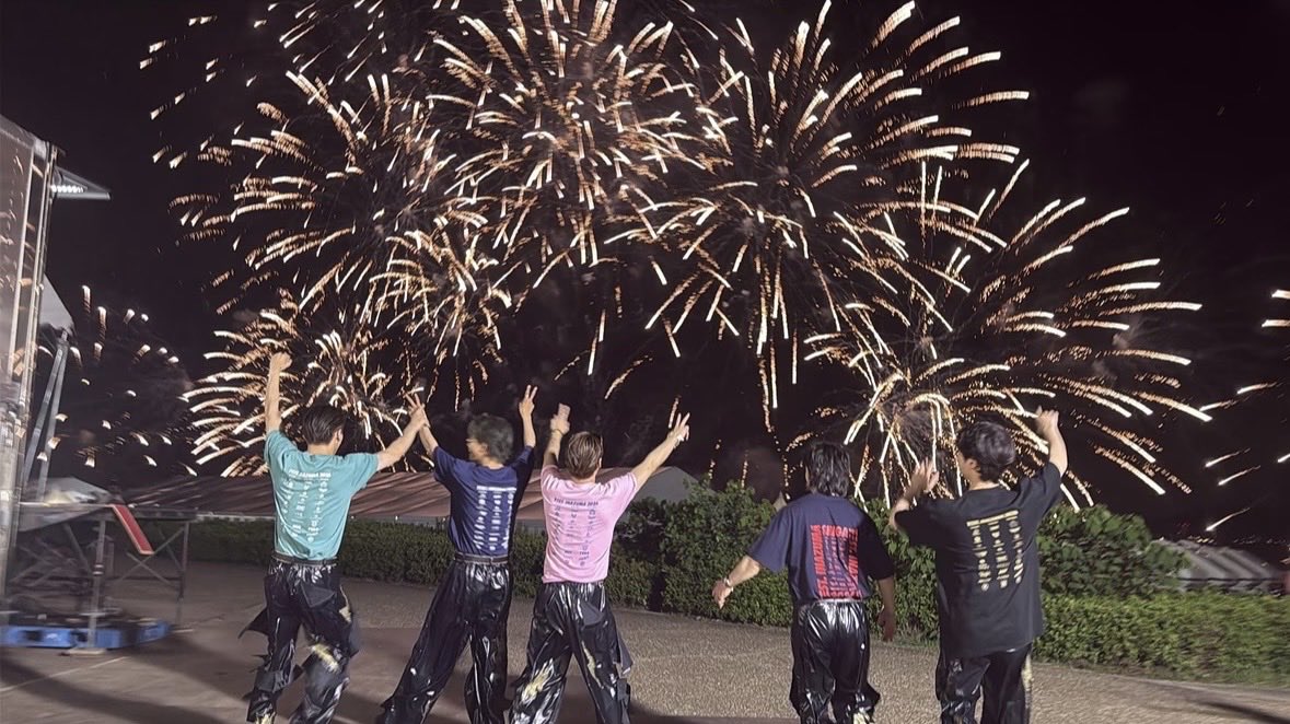 __onetko's tweet photo. 花火でわいわいしてるの愛おしい😭😭😭😭😭 https://t.co/SYXdTx2WYe