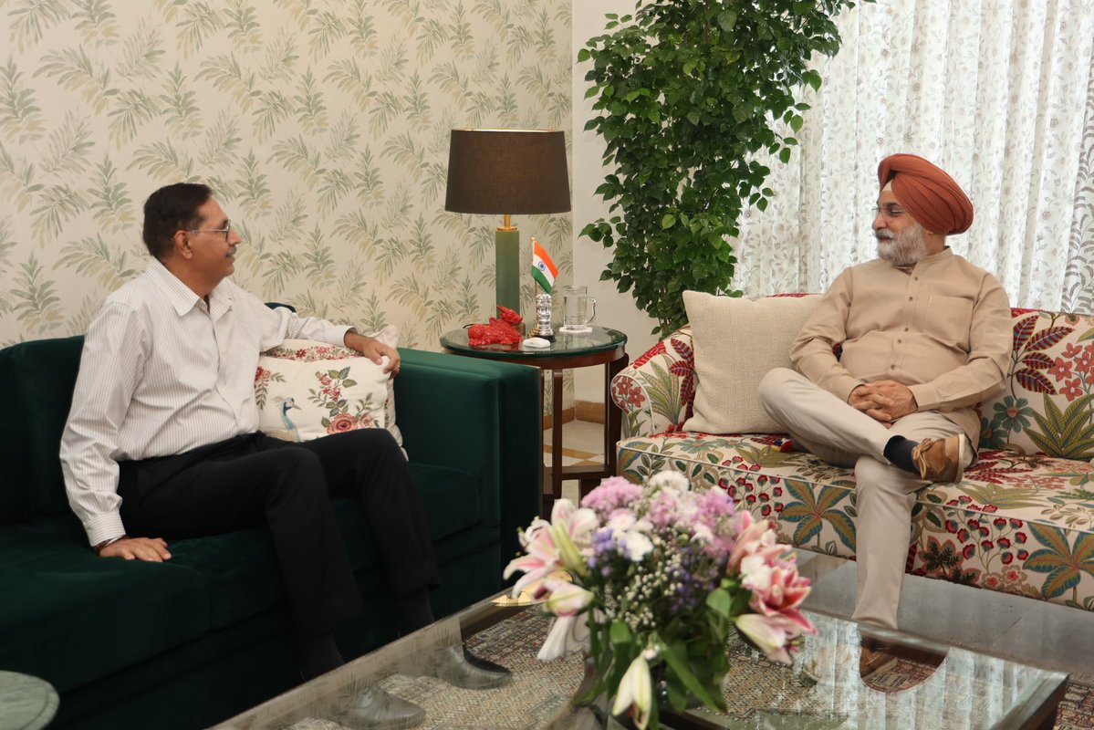 LokNiwasDelhi's tweet photo. Shri Sanjay Arora, Former Commissioner of Police, Delhi, called on Hon'ble @LtGovDelhi, Sardar @SandhuTaranjitS, at @LokNiwasDelhi today. https://t.co/K8fs5HZRY4