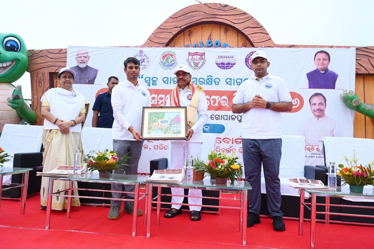 Ganjam_Admin's tweet photo. ସ୍ୱଚ୍ଛ ସାଗର, ସୁରକ୍ଷିତ ସାଗର

ଗୋପାଳପୁର ବେଳାଭୂମିରେ ରାଜ୍ୟ ପ୍ରଦୂଷଣ ନିୟନ୍ତ୍ରଣ ବୋର୍ଡ, ବ୍ରହ୍ମପୁର ଜୋନାଲ କାର୍ଯ୍ୟାଳୟ ପକ୍ଷରୁ 'ଆନ୍ତର୍ଜାତୀୟ ସମୁଦ୍ରତଟ ସଫେଇ ଦିବସ-୨୦୨୬' ଅନୁଷ୍ଠିତ ହୋଇଯାଇଛି। ଏହି ଅଭିଯାନରେ ବେଳାଭୂମି ସଫା କରାଯିବା ସହ ପ୍ଲାଷ୍ଟିକ୍‌ମୁକ୍ତ ସମୁଦ୍ର ଏବଂ ସାମୁଦ୍ରିକ ପରିବେଶ ସୁରକ୍ଷା ନେଇ ବ୍ୟାପକ ସଚେତନତା ସୃଷ୍ଟି କରାଯାଇଥିଲା।କାର୍ଯ୍ୟକ୍ରମରେ ମାନ୍ୟବର ବାଣିଜ୍ୟ, ପରିବହନ ଓ ଖଣି ମନ୍ତ୍ରୀ, ଜିଲ୍ଲାପାଳ, ପ୍ରଶାସନିକ ଅଧିକାରୀ, ସ୍ୱେଚ୍ଛାସେବୀ ଓ ଛାତ୍ରଛାତ୍ରୀ ଯୋଗଦେଇ ଜନସହଭାଗିତା ଉପରେ ଗୁରୁତ୍ୱ ଦେଇଥିବାବେଳେ ଏକ ‘ପ୍ଲାଷ୍ଟିକ୍‌ମୁକ୍ତ ଖାଦ୍ୟ ମହୋତ୍ସବ’ ମଧ୍ୟ ଆୟୋଜିତ ହୋଇଥିଲା।