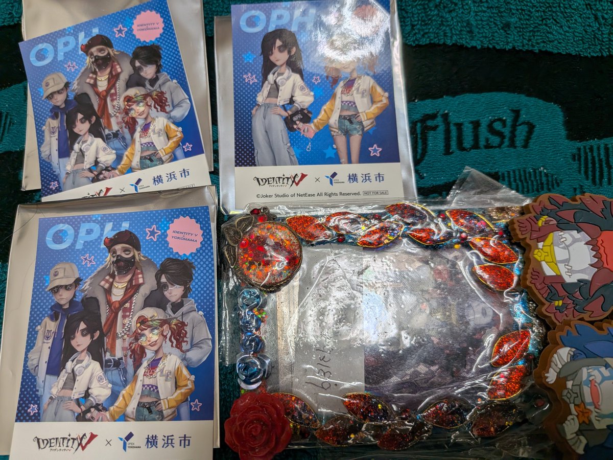 tatara82793189's tweet photo. 交換　第五人格　カフェ　YOKOHAMAコラボ 　　　oph　店舗特典ステッカー
★紙類につき普通郵便可こちらからはクリックポスト予定

譲:骨董商＆応援団、全員　各１枚
求:囚人＆傭兵＆道化師 https://t.co/bxGvBxPl1e