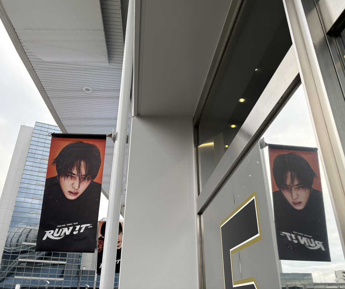 lp0_xm's tweet photo. ガラスに映ってリノさん2人になりました
反転してもイケメンです🐰 https://t.co/s1Hykt08Qz