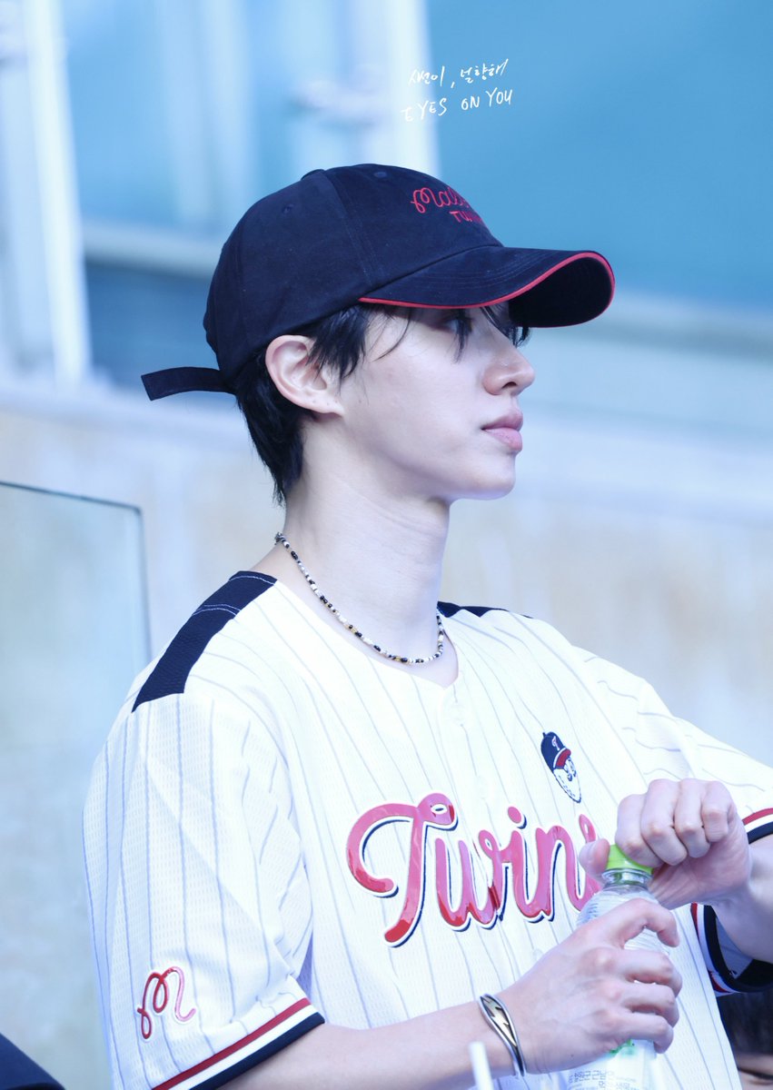 SEESUN330's tweet photo. 야구부 선배미 있다..💚

260919 #하이라이트 #이기광 #기광 #HIGHLIGHT #LEEGIKWANG
@900_330 #엘지야구시구 https://t.co/qf9fDJIfb7