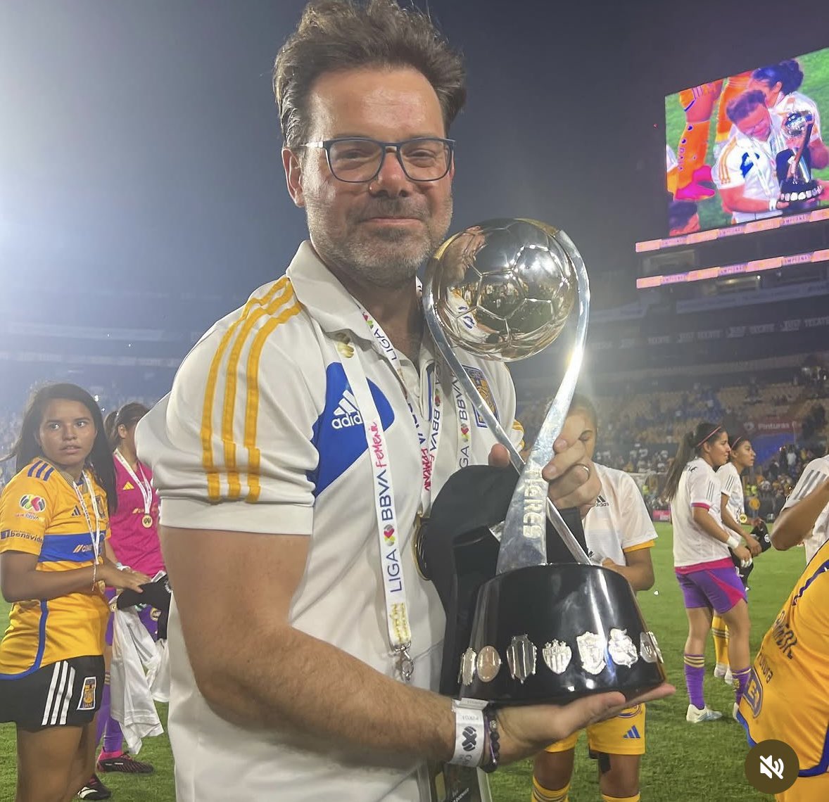 BRAYANJAIR's tweet photo. @TigresOficial @CEMEXMx Que vergüenza , sigan con sus tonterías de poner a gente que no le sabe, tantos años de que costo hacerse de un respeto y llega este señor a hacer sus pendejadas, ojalá nadie vaya al estadio a ver si ya corren a este inútil. https://t.co/6VDRgLu0lg