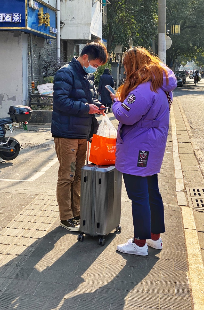 JenMoresisfbp's tweet photo. Un seor me ayudó a cargar mis compras hasta la puerta cuando las manejaba con dificultad hoy. La bondad sin esperar nada a cambio ilumina un día gris. https://t.co/mjuY7Xehvn