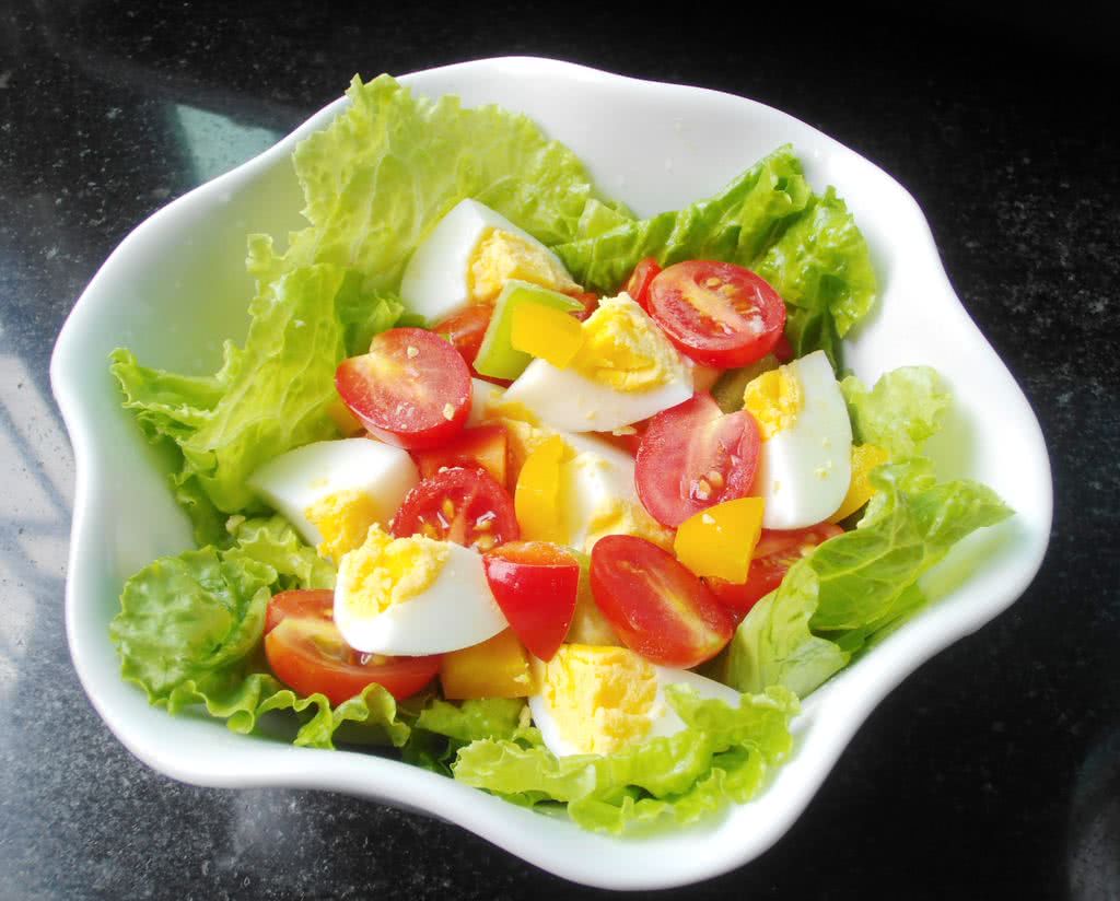 mistk111867's tweet photo. Fresh organic spinach and cherry tomatoes rest on our kitchen counter—perfect for tonight’s quick salad grab! Don’t forget to add these must-haves to your grocery list.， https://t.co/7ekAeNLiu0