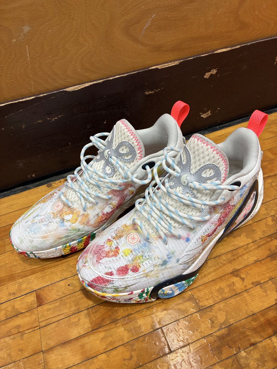 ScottBasket's tweet photo. 本日バスケ。
Dlo1は縦幅ぴったり。グリップ良い。
重さも軽く、バチっと止まってくれる。
横幅はちょっときつく、足が凄い甲高のため、ギッチギチに。履いて15分で足が痺れてしまいました。
時間をかけて足にフィットさせねば。
#Dlo1
#Lightup https://t.co/1a2GGoM3zy