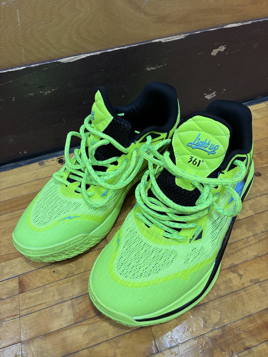 ScottBasket's tweet photo. 本日バスケ。
Dlo1は縦幅ぴったり。グリップ良い。
重さも軽く、バチっと止まってくれる。
横幅はちょっときつく、足が凄い甲高のため、ギッチギチに。履いて15分で足が痺れてしまいました。
時間をかけて足にフィットさせねば。
#Dlo1
#Lightup https://t.co/1a2GGoM3zy