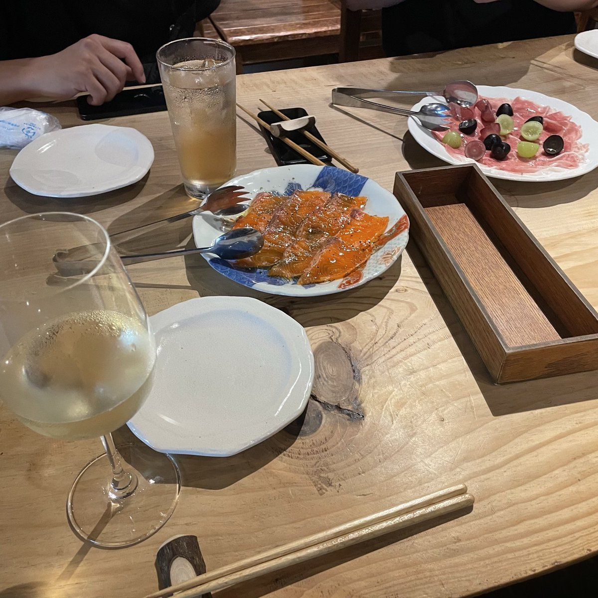 sagima_ru's tweet photo. 温泉街でご飯屋さん探してたけど入れる店少なくて苦戦したぞ🤔歩き過ぎてお腹空いたからとりあえずいっぱい食べた！その後46度の温泉入って熱過ぎて3秒数えて出た！南無南無🙏 https://t.co/PctTOSbwsV