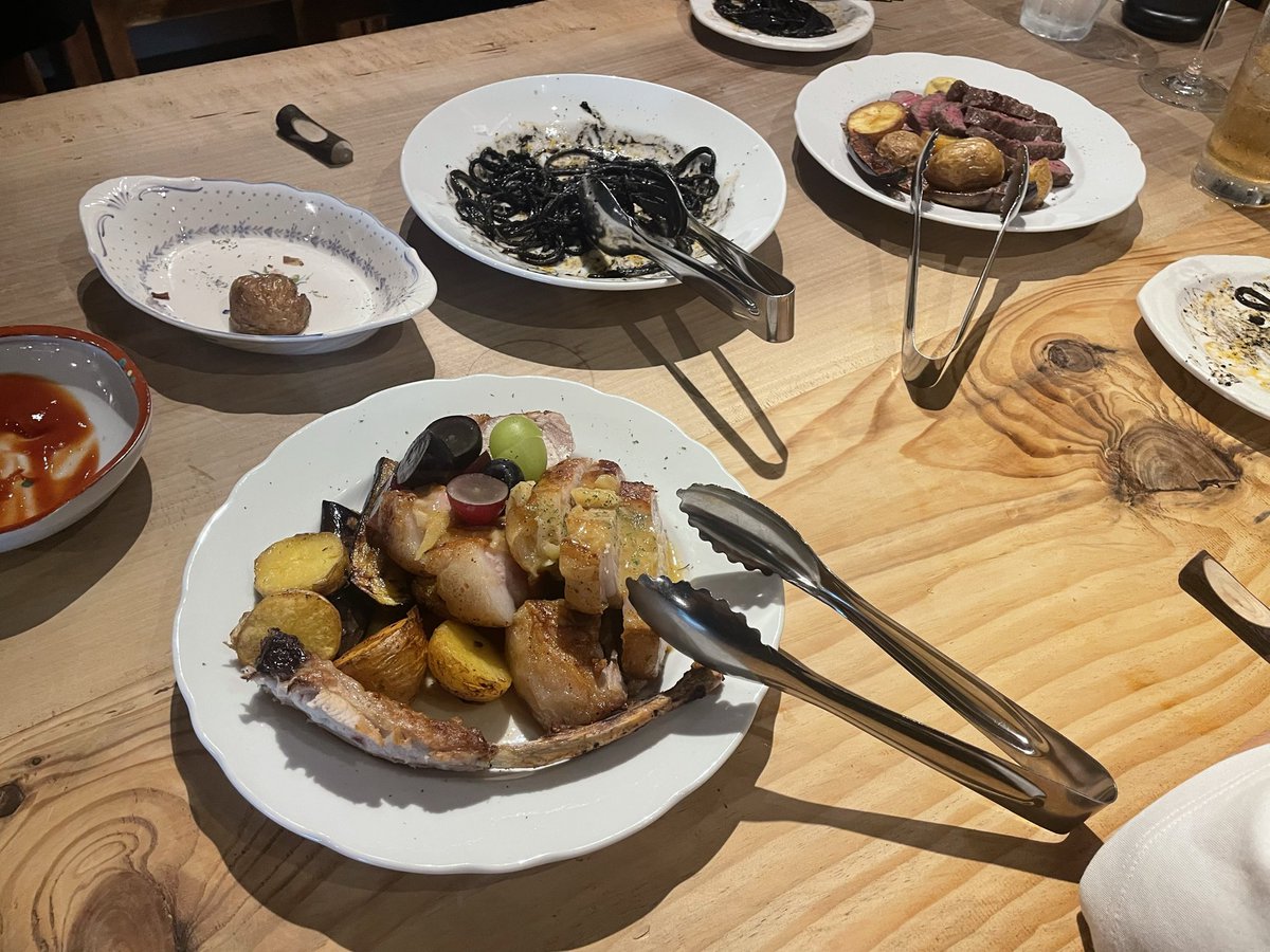 sagima_ru's tweet photo. 温泉街でご飯屋さん探してたけど入れる店少なくて苦戦したぞ🤔歩き過ぎてお腹空いたからとりあえずいっぱい食べた！その後46度の温泉入って熱過ぎて3秒数えて出た！南無南無🙏 https://t.co/PctTOSbwsV