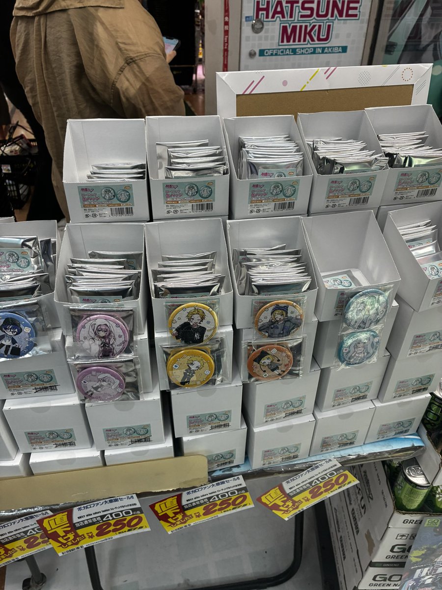pe_03_'s tweet photo. これ王国Ver.の缶バだけが100円です！
もう1つの方は250円でした🙌🏻⸝⸝ https://t.co/exunScJCK3