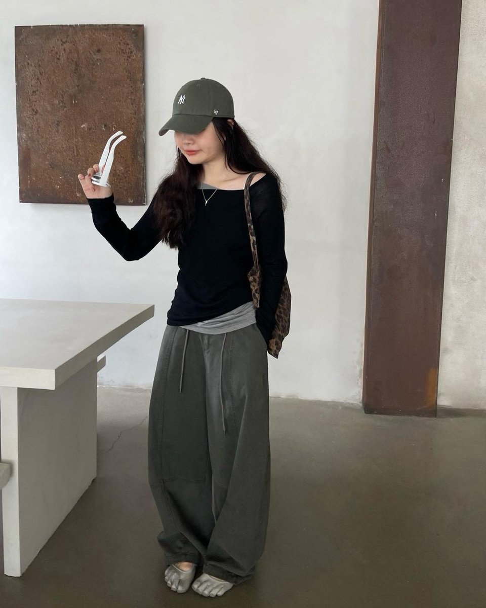 RobertaMalslom's tweet photo. Slightly off-shoulder and incredibly flattering. The contrasting U-neck and fitted cut add subtle detail to this simple yet stylish top. Pair it with wide-leg or jeans for an effortlessly chic look. Item: R242-085 
Name: Contrasting U-Neck Top https://t.co/YGg4e5E0FK