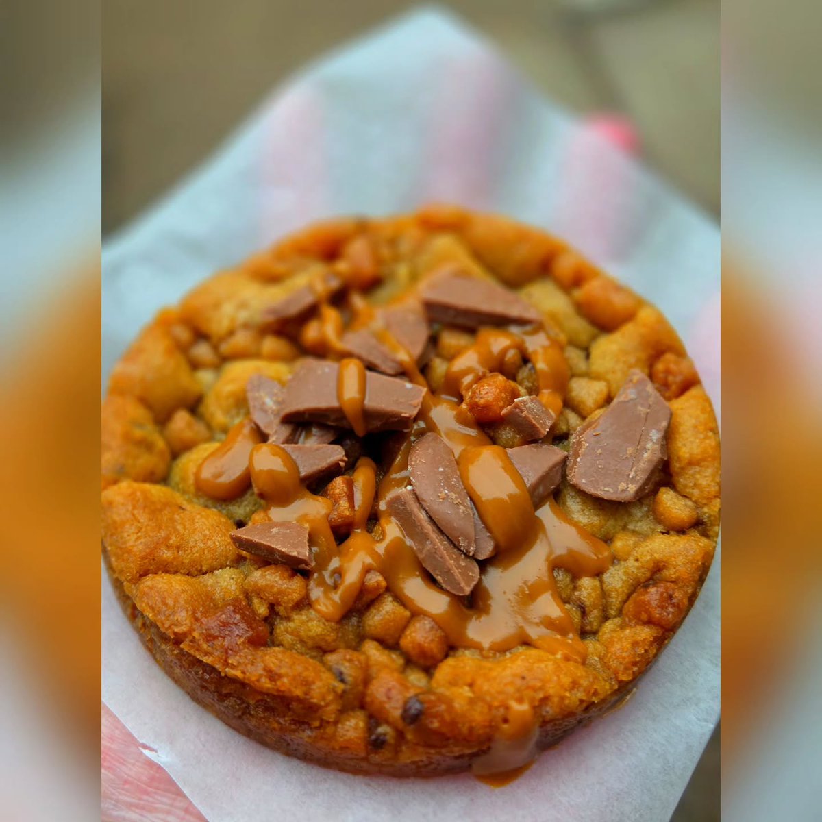 WilliamHelf0c's tweet photo. Deep Dish Cookie Tarts

AD | Gifted

Deep-dish cookies with Cookie Do’Nugs, caramel truffle pieces, Biscoff drizzle, and white and milk chocolate buttons. These were absolutely insane! I think they might be the best I’ve made yet. I’ll be gutted https://t.co/UjB42HFYX7