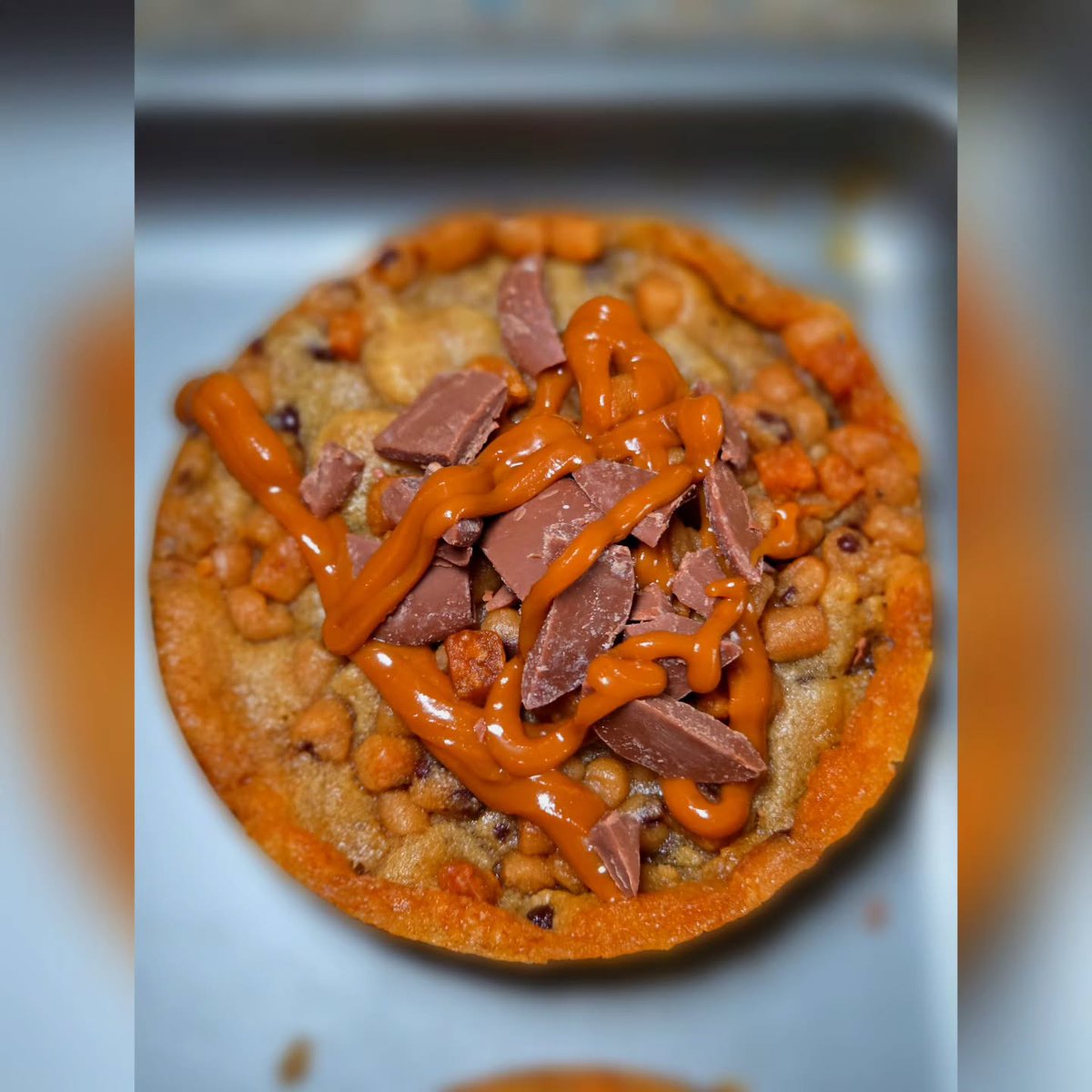 WilliamHelf0c's tweet photo. Deep Dish Cookie Tarts

AD | Gifted

Deep-dish cookies with Cookie Do’Nugs, caramel truffle pieces, Biscoff drizzle, and white and milk chocolate buttons. These were absolutely insane! I think they might be the best I’ve made yet. I’ll be gutted https://t.co/UjB42HFYX7