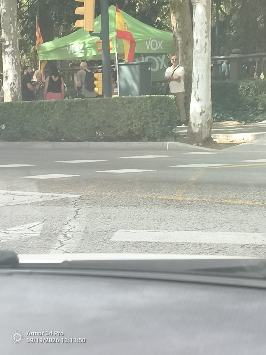 TxellMeritxell's tweet photo. ❗OLOT aquest mati. MIREU quin sidral tan gros han montat els "Cruspaires" al chiringuitu dels feixistes❗ https://t.co/ZW9bHOUOt0