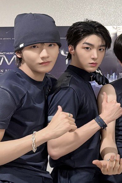 ckadhli's tweet photo. ㅅ. 셈쭌이다 어깨에손을올렷다🧑‍🩰🧑‍🩰 https://t.co/cKpZYVrJ7M