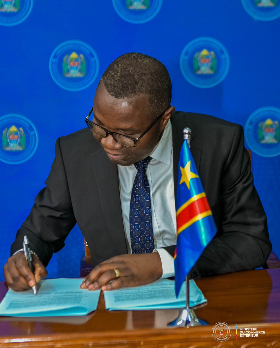 pascal_mulegwa's tweet photo. 🇨🇩🇹🇿 #RDC–#Tanzanie : 

Kinshasa et Dar es Salaam se donnent 90 jours pour finaliser et signer un accord commercial bilatéral. Le communiqué conjoint a été signé ce samedi 19 septembre à Dar es Salaam par les ministres du Commerce extérieur de la 🇨🇩 @julienpalukucom et de l’Industrie et du Commerce de la 🇹🇿 Judith Salvio Kapinga.

Les deux pays veulent notamment réduire les coûts et délais des procédures d’importation et d’exportation, et renforcer la coopération autour du port de Dar es Salaam, par lequel transitent des exportations minières congolaises.