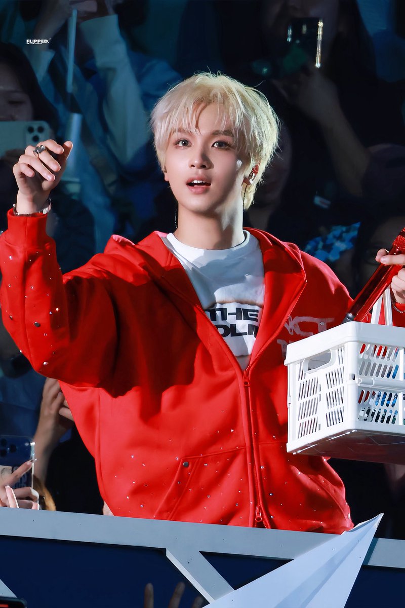 FLIPPED_HaeChan's tweet photo. 260919 레드라인 콘서트 Day2 넘넘넘넘넘귀여워

#해찬          #HAECHAN         #NCT127 https://t.co/vKBi9vrNih