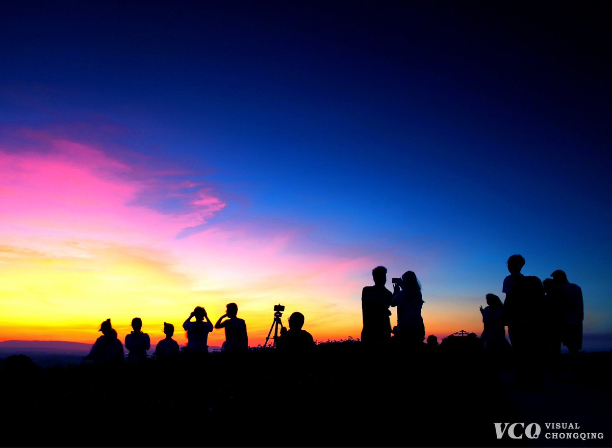 ariao162138's tweet photo. [Join our Photography Club’s sunset shoot this Saturday at the City Riverside Park! Meet at 5 PM—bring your camera or phone, share shots, and make friends who love capturing beautiful moments. Tag a friend who’d come with you!] https://t.co/cnai32py6S