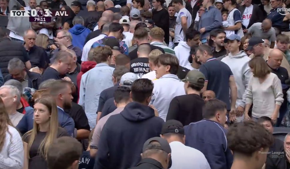 ActuFoot_'s tweet photo. 🚨🚨 TOTTENHAM EST MENÉ 3-0 SUR SA PELOUSE FACE À ASTON VILLA !!! 😳😵‍💫

Rien ne va pour les hommes de De Zerbi sur ce début de saison..

LES SUPPORTERS S’EN VONT !!! 👋 https://t.co/DVniZGmxK0