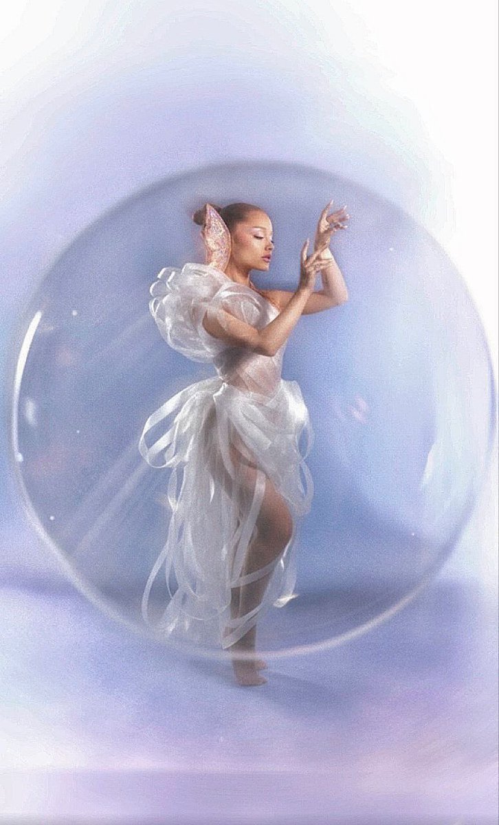 arianaaHQ's tweet photo. she makes every photo look like a magazine cover. https://t.co/iIyyoBdq2a
